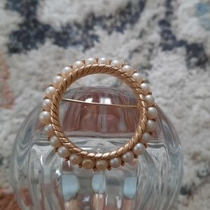 Vintage Trifari gold tone circle pearl pin brooch